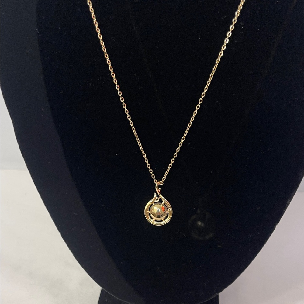 Elegant Gold Pearl Pendant Necklace - Picture 3 of 5